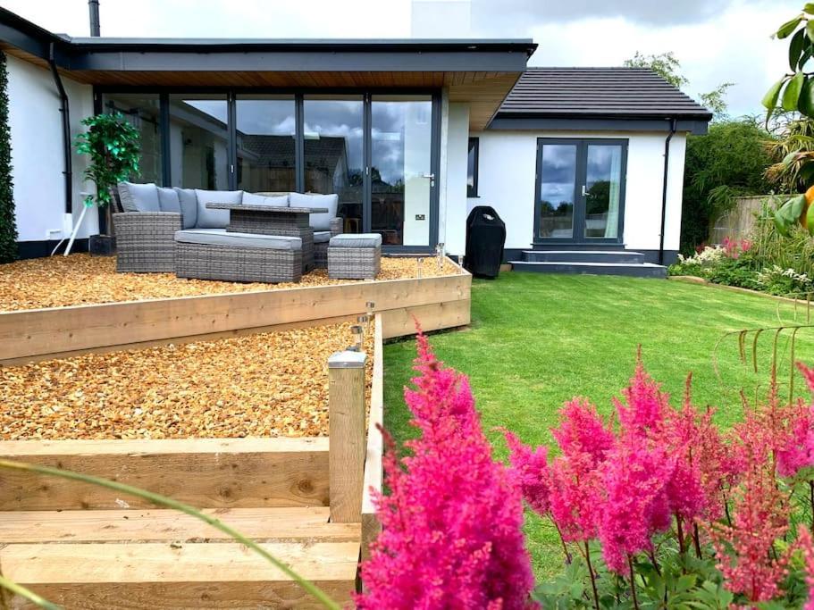 The Cuckoo's Retreat - Luxurious With Private Garden & Jacuzzi Villa *
